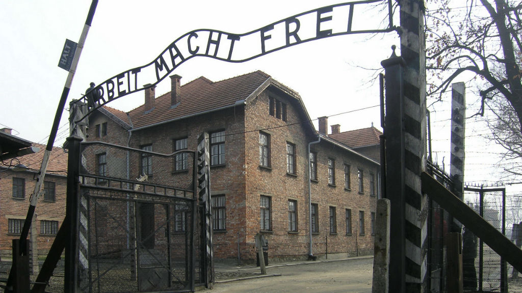 Eingangstor des KZ Auschwitz Arbeit macht frei